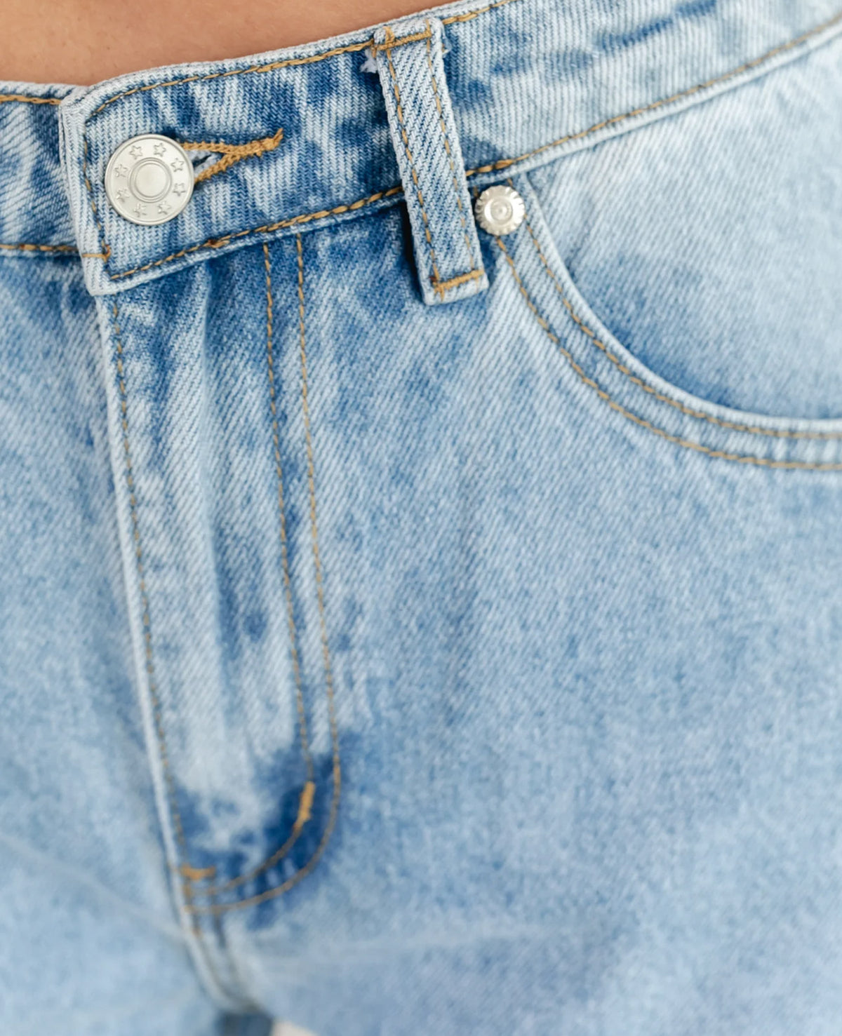 Blauer Denim mit weitem Bein