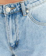 Blauer Denim mit weitem Bein